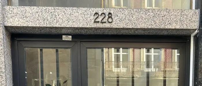 Entrada do prédio com o número 228