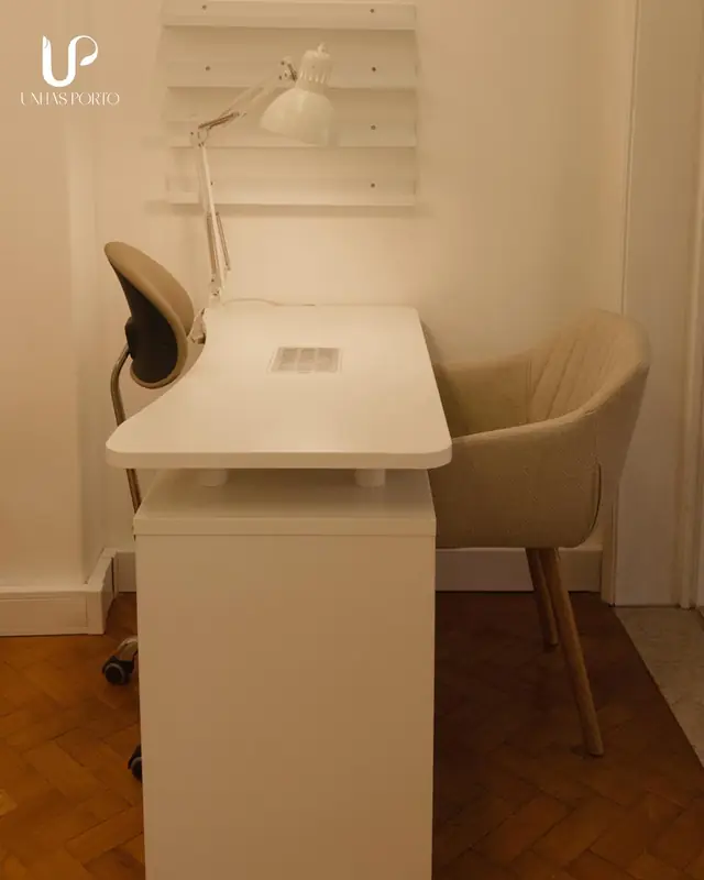 Posto de manicure branco com cadeira da cliente