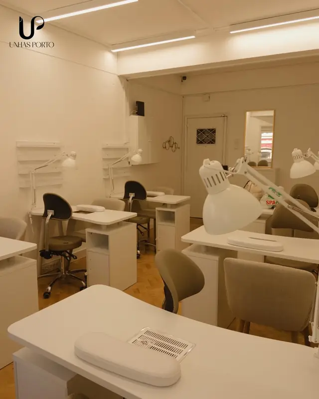 Vista da sala com vários postos de manicure