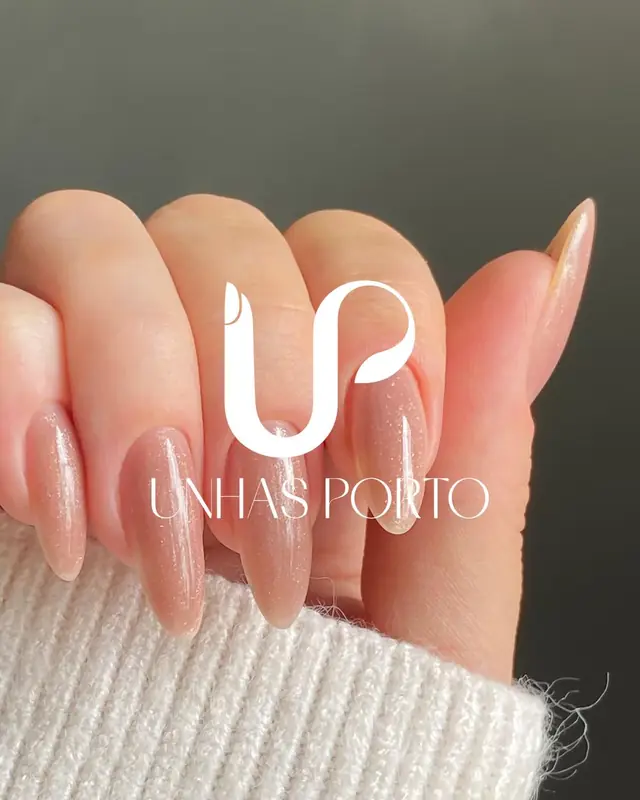 Mão com unhas compridas em tom nude